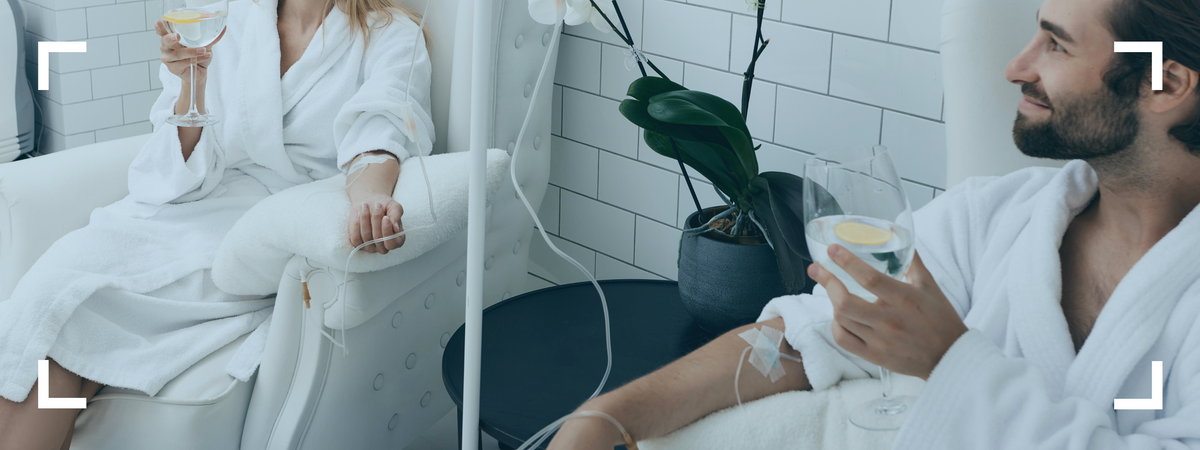 Sueroterapia endovenosa en Clínica Hiperbárica: paciente recibiendo suero vitamínico