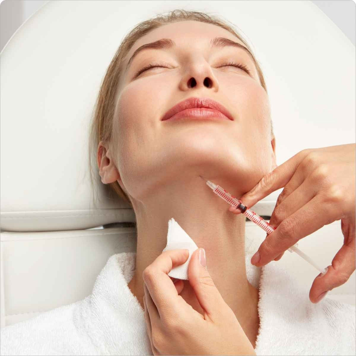 Sesión de mesoterapia facial Pink Glow aplicada en cuello y mandíbula en camilla clínica