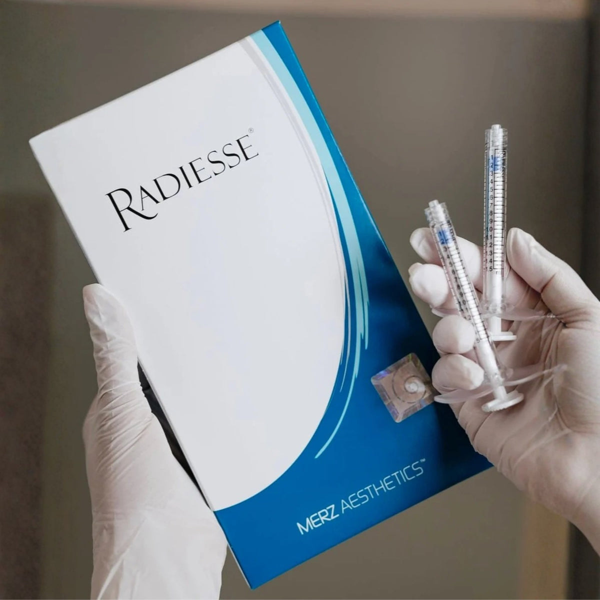 Producto Radiesse de Merz Aesthetics con jeringas preparadas para la sesión